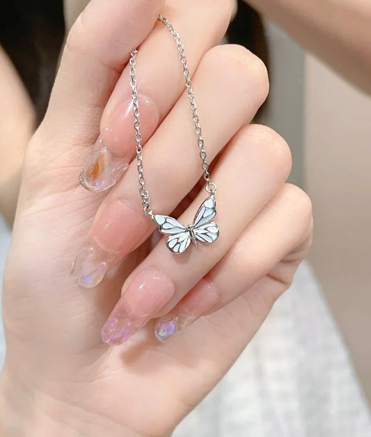 Collar de mariposa luminosa