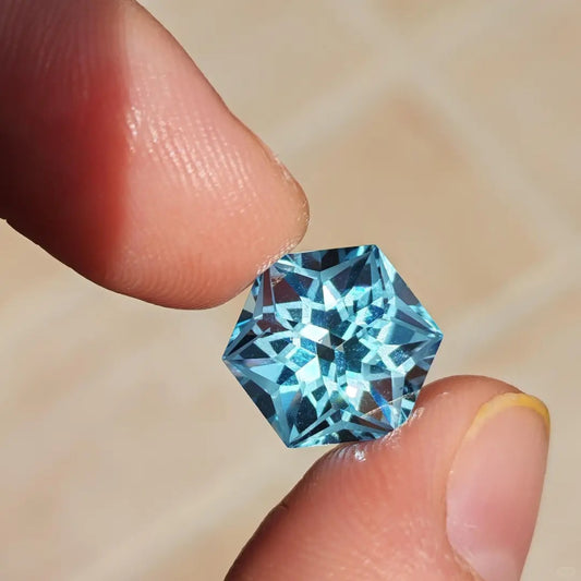 “Fantasía de Hielo y Nieve” – Topacio con talla artística mágica (tiempo de producción 7–15 días)