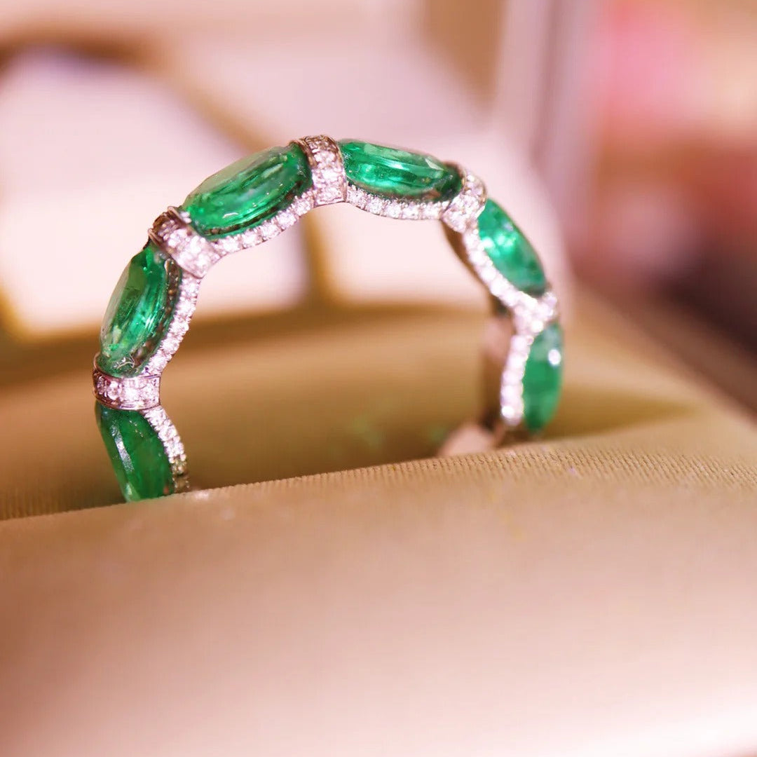 Anillo transparente con piedra verde