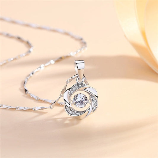 Collar con colgante retorcido